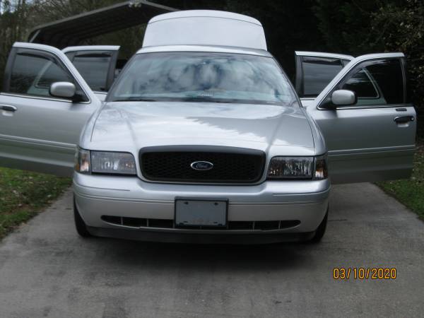 El Ford Crown Victoria, el último coche que se venda con reproductor de  cassette